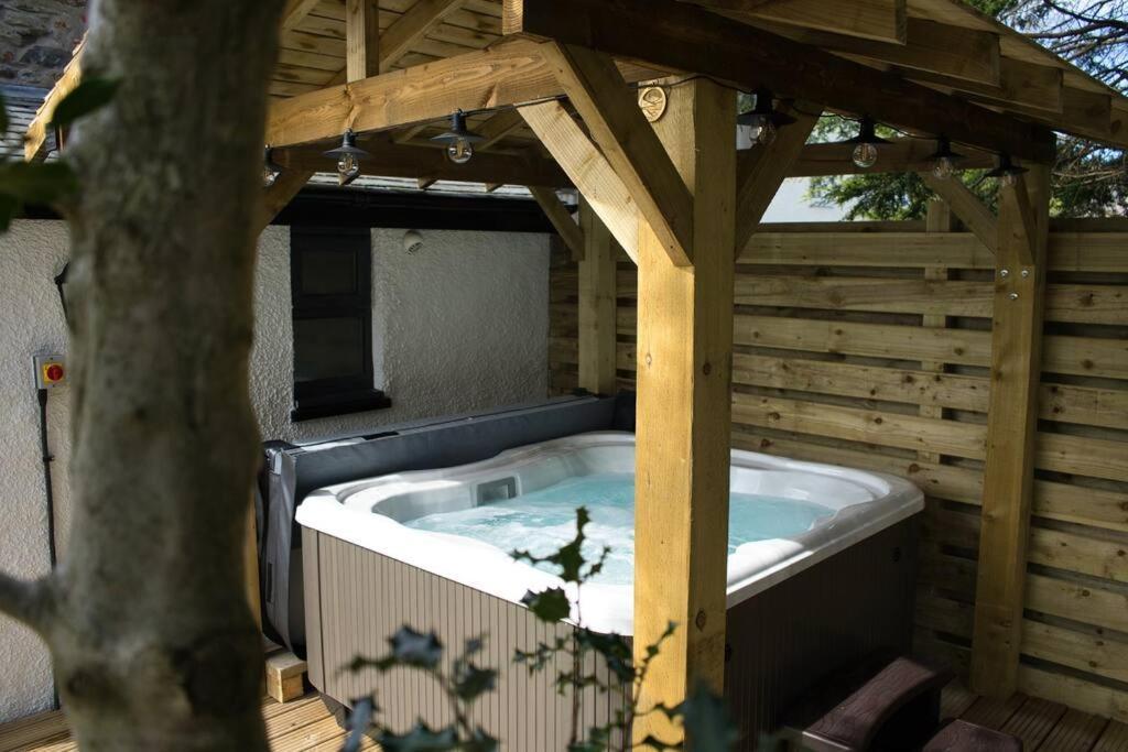 Luxurious Cottage With Hot Tub, Lake District Duddon Екстериор снимка