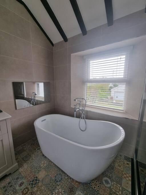 Luxurious Cottage With Hot Tub, Lake District Duddon Екстериор снимка